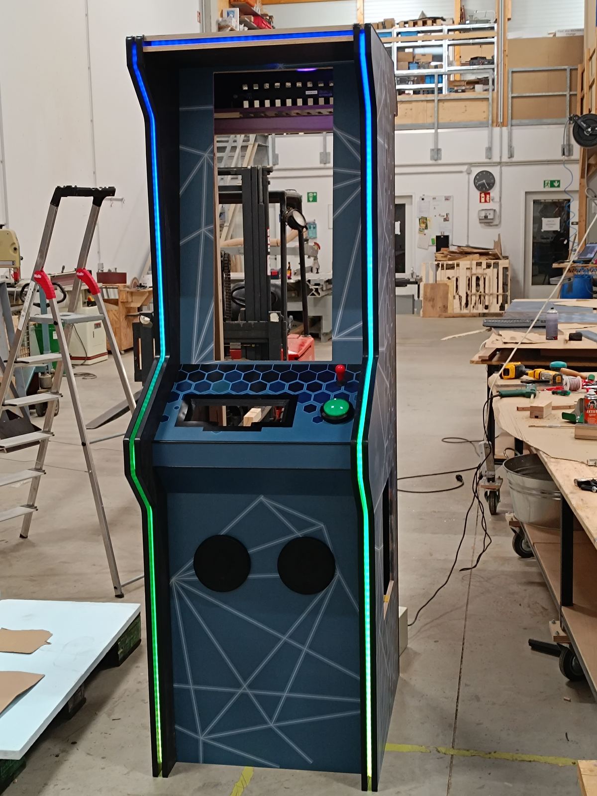 Individuell gebauter, gebrandeter Arcade-Automat als Jubiläums-Highlight