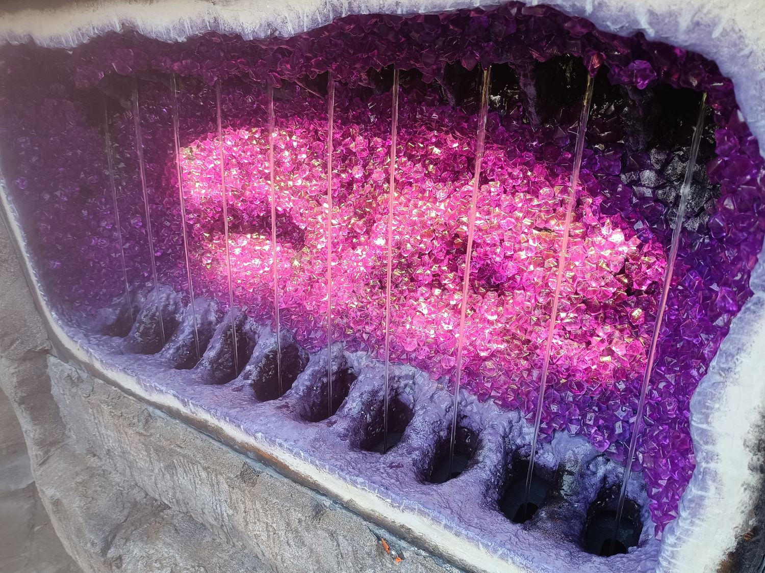 Beleuchtete Wasserorgel-Installation im Europapark