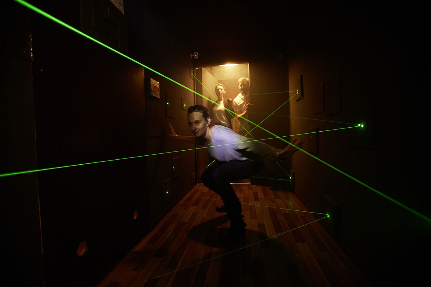 Spieler im Laserparcours eines mobilen Escape Games