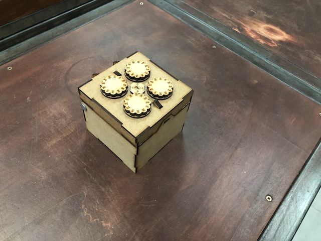 Rätselbox mit gefrästen Tastern