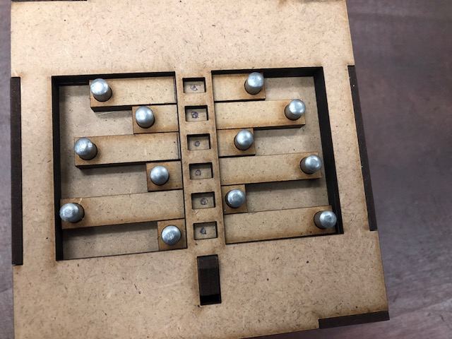 Lasergeschnittenes Kugellabyrinth als Escape-Room-Rätsel