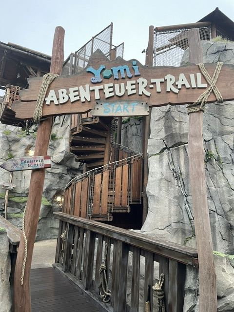 Themen-Holzschild Yomi Abenteuer-Trail im Europapark