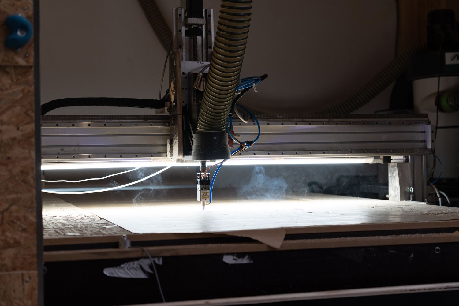 CNC-Fräse bei der Bearbeitung eines Bauteils