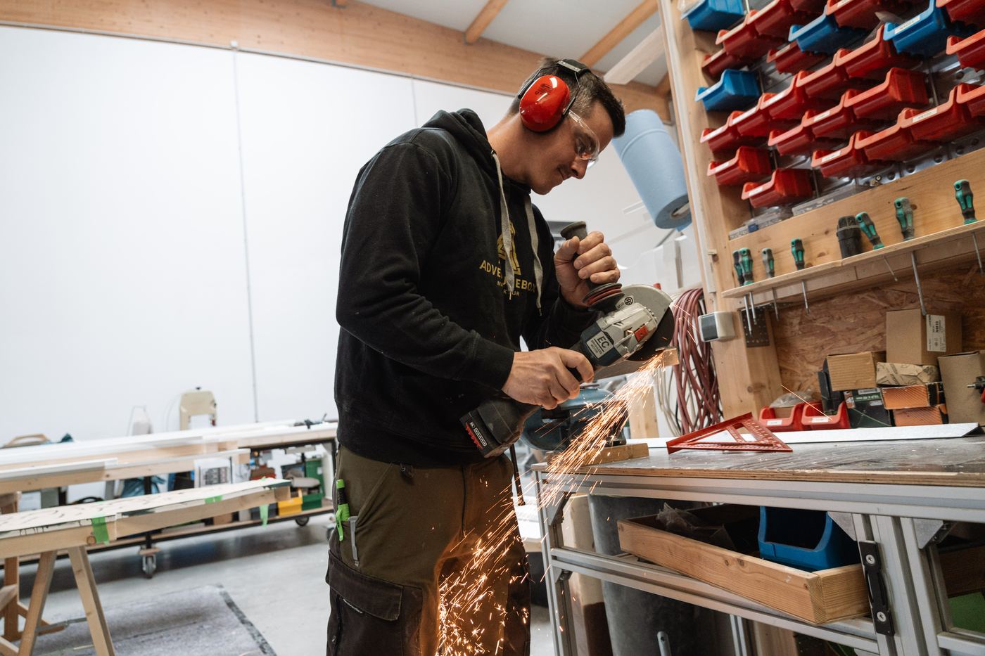 Detailarbeit an einem gefrästen Bauteil