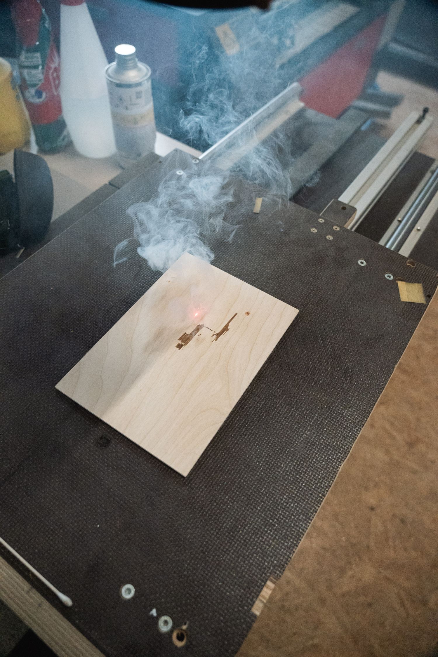 Lasercutter in der Werkstatt der Adventurebox Manufaktur
